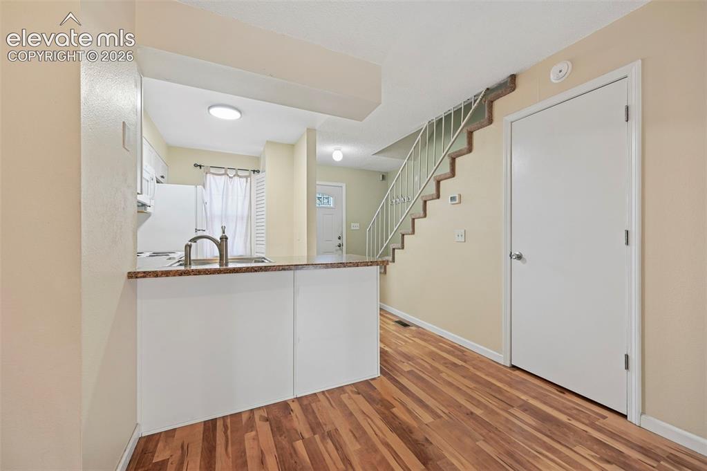 Image 11 of 20: Kitchen