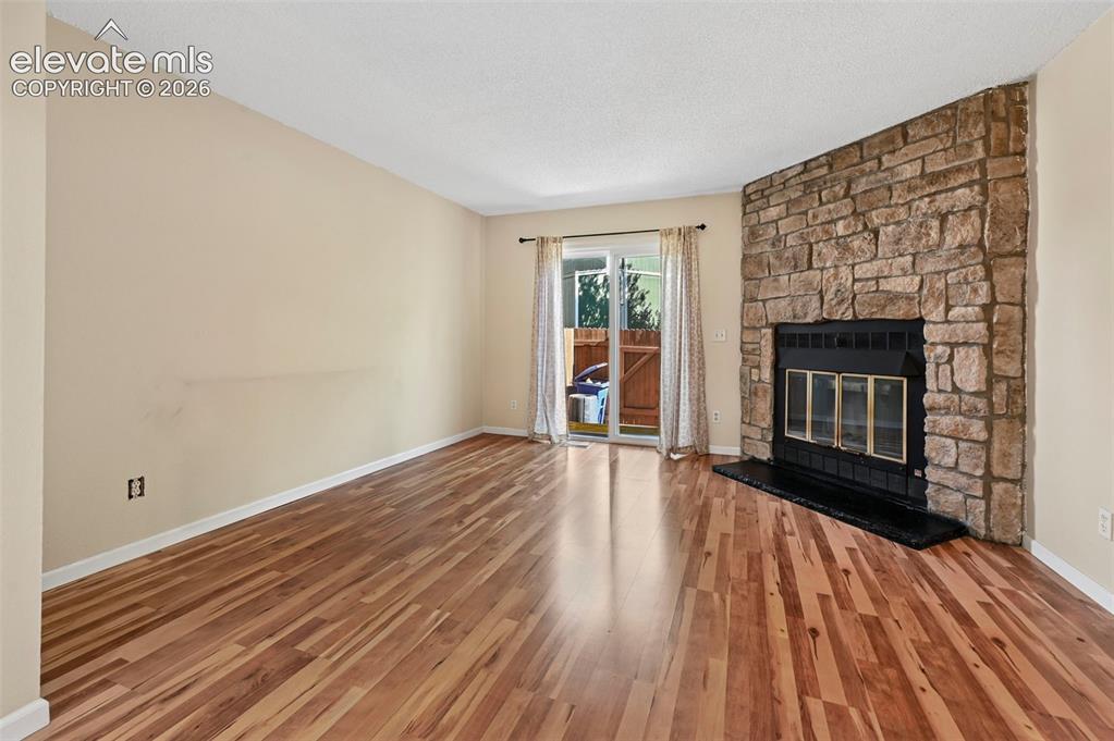Image 14 of 20: Living Room
