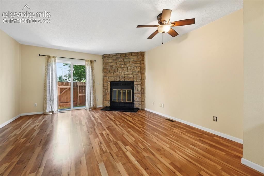 Image 15 of 20: Living Room