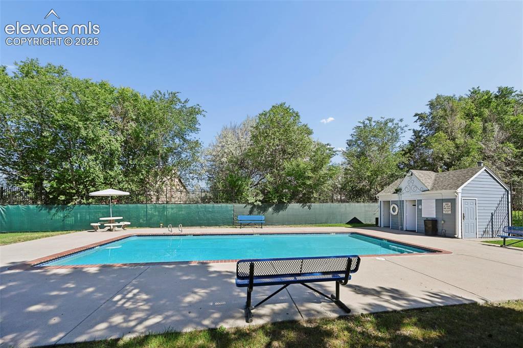 Image 19 of 20: Pool