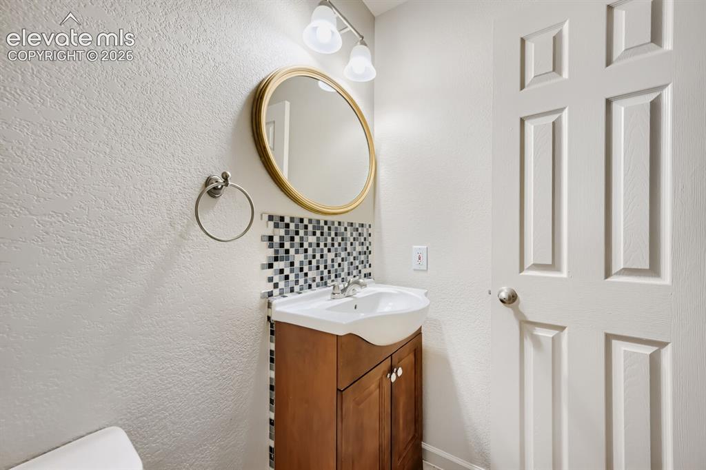 Image 26 of 28: Bathroom