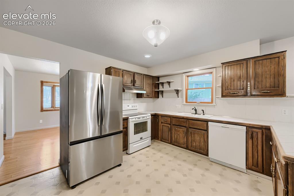 Image 8 of 28: Kitchen
