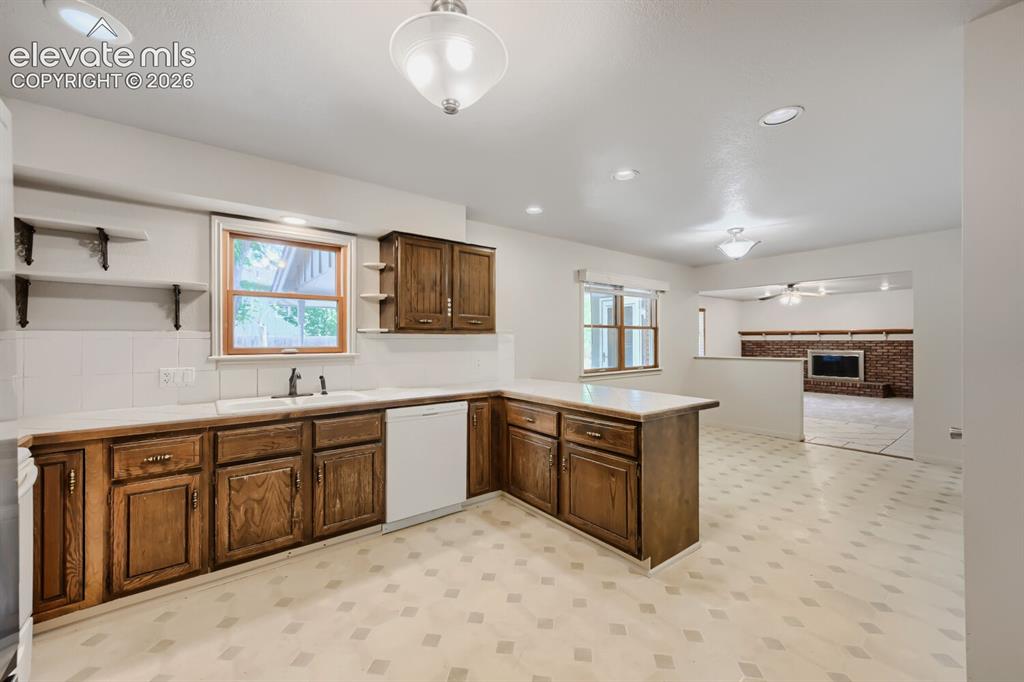 Image 9 of 28: Kitchen