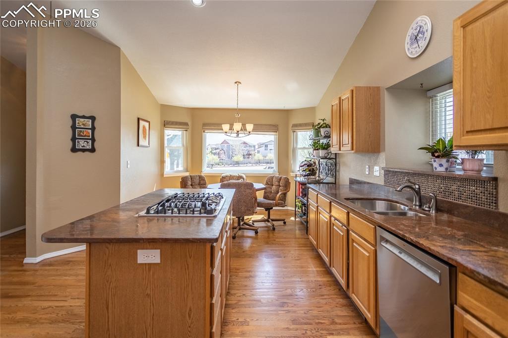 Image 10 of 50: Kitchen