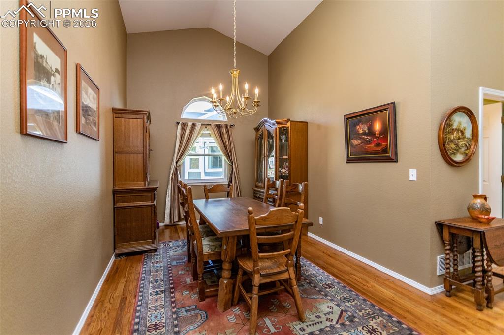 Image 23 of 50: Dining Room