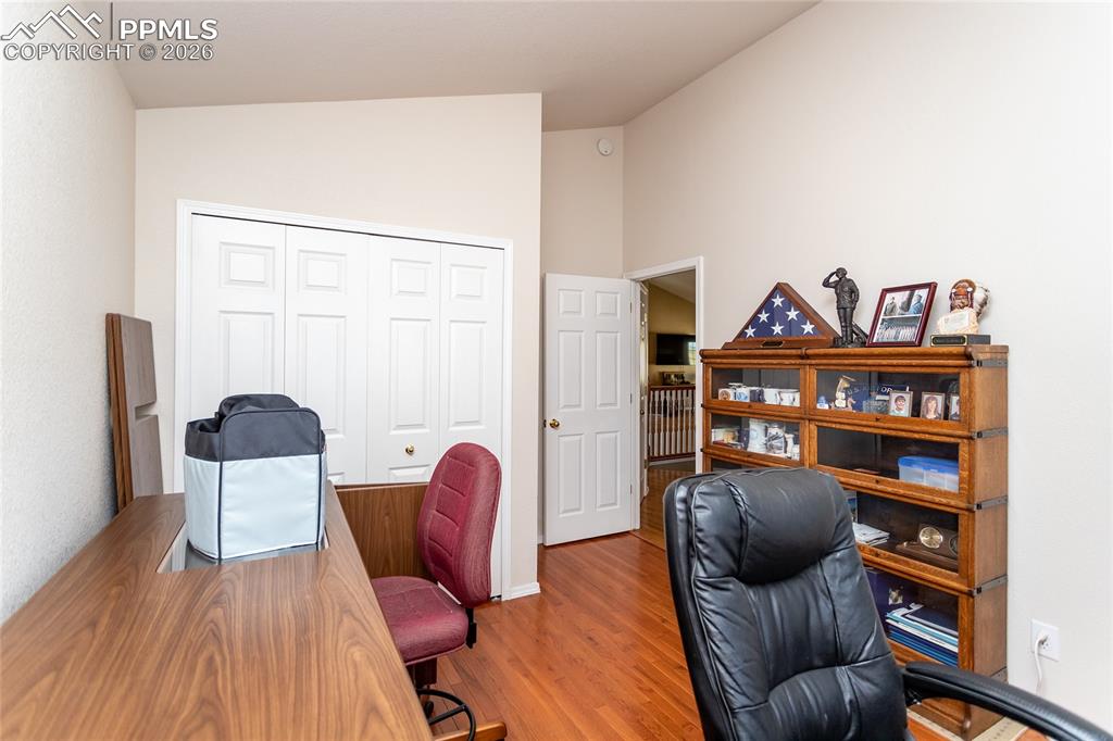 Image 31 of 50: Bedroom