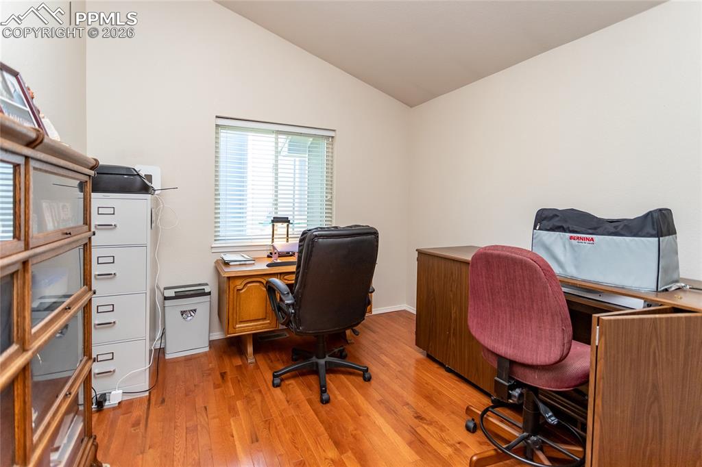 Image 32 of 50: Bedroom