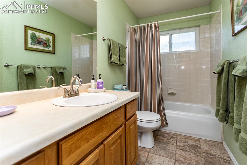 Image 33 of 50: Bathroom