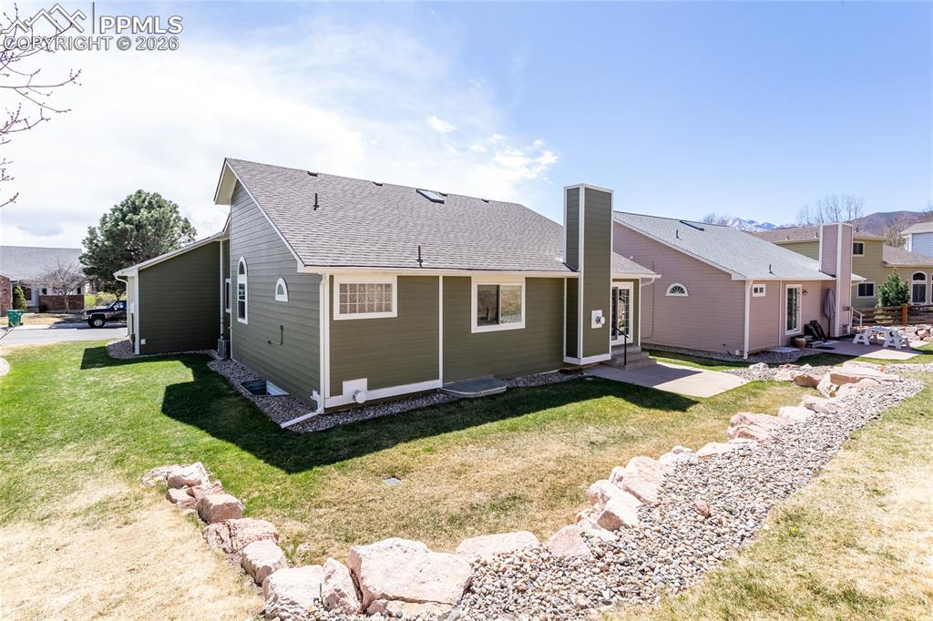 Image 4 of 50: Back of Structure