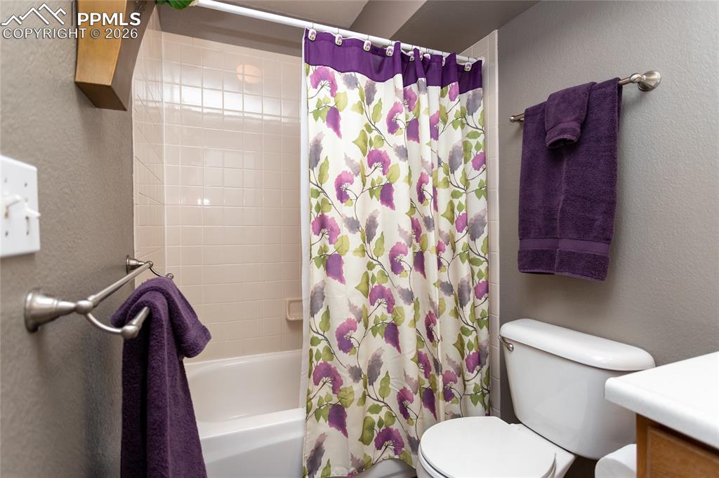 Image 43 of 50: Bathroom