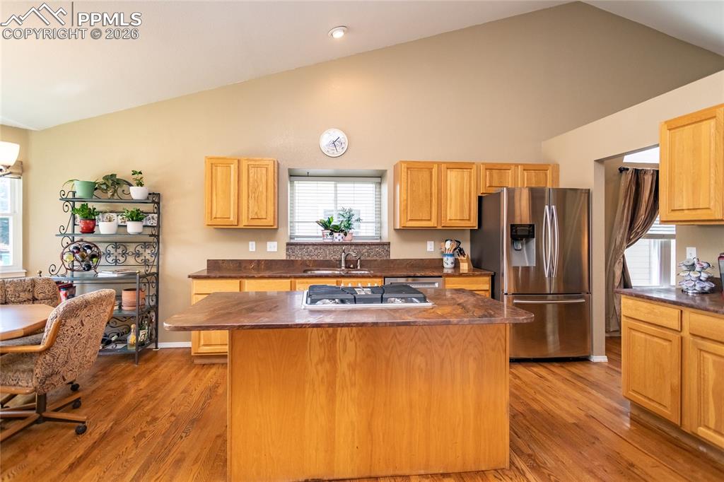 Image 7 of 50: Kitchen