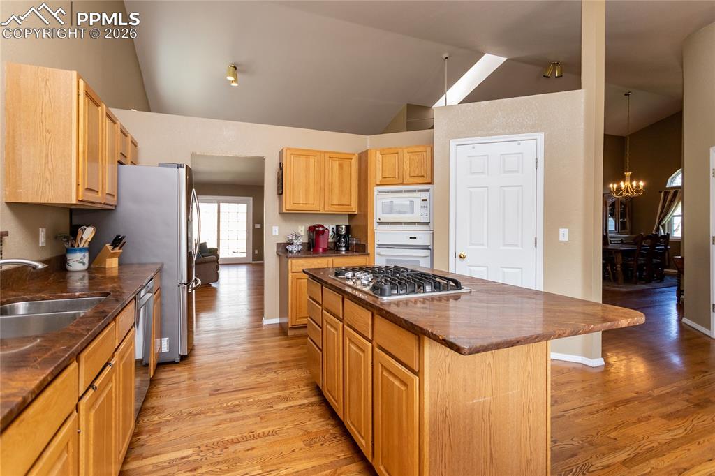 Image 8 of 50: Kitchen