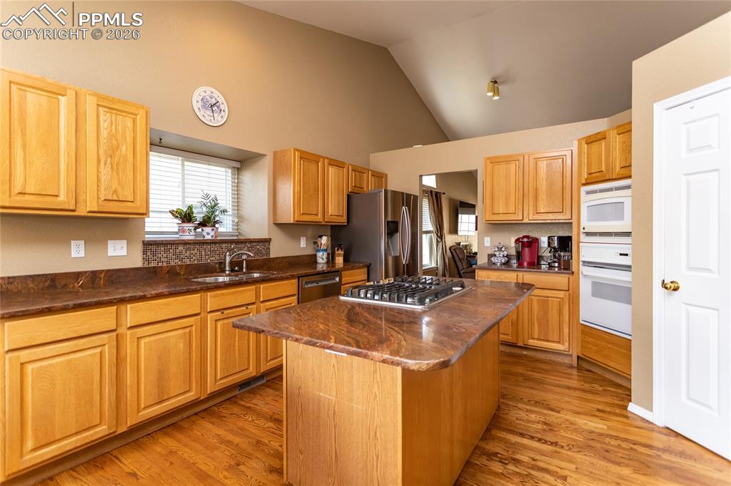 Image 9 of 50: Kitchen