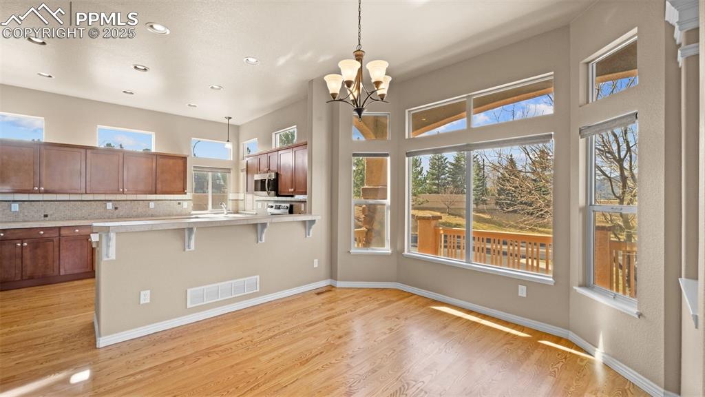 Image 14 of 50: Dining Area