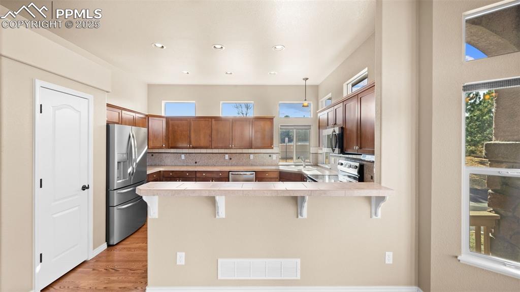 Image 15 of 50: Dining Area