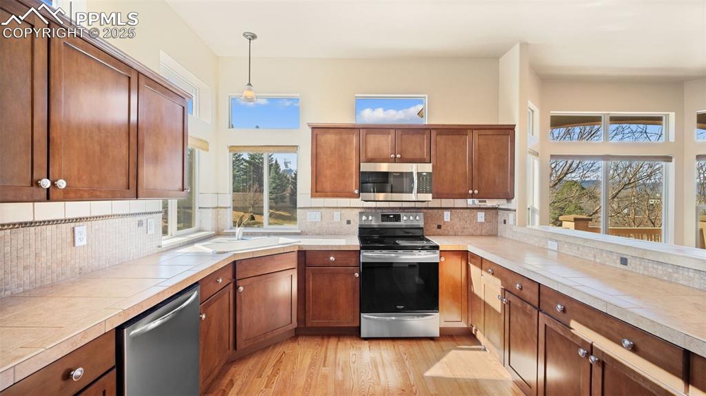 Image 18 of 50: Kitchen