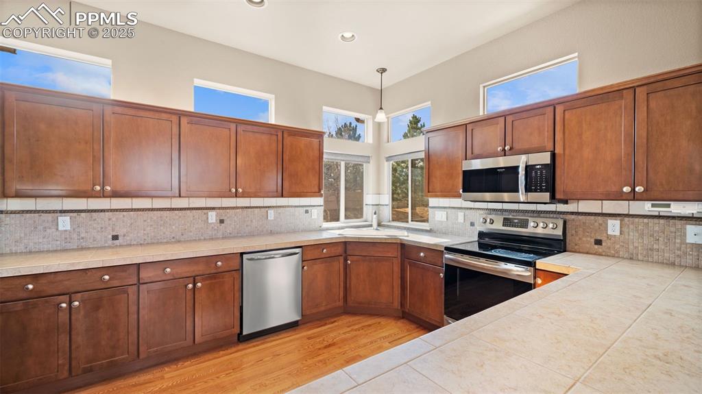 Image 19 of 50: Kitchen