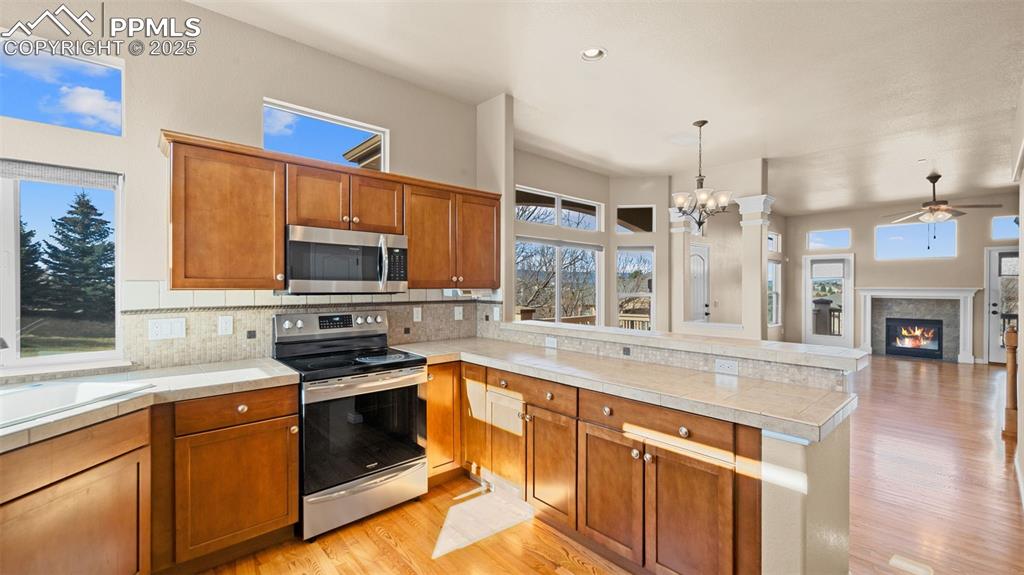 Image 20 of 50: Kitchen