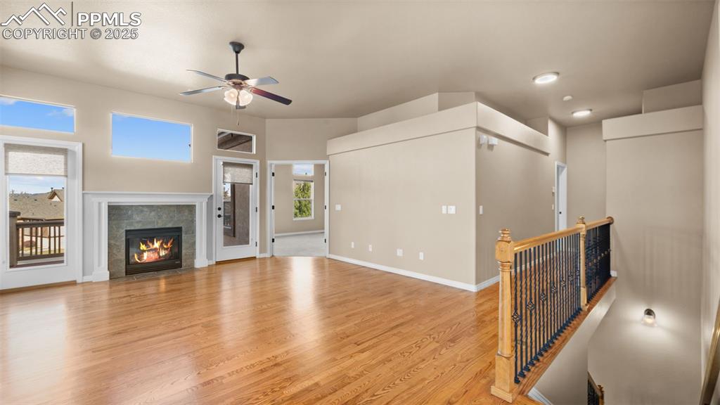 Image 21 of 50: Living Room