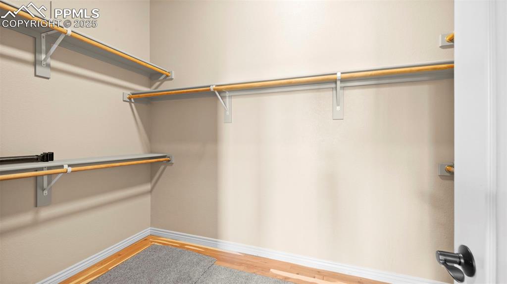 Image 27 of 50: Closet