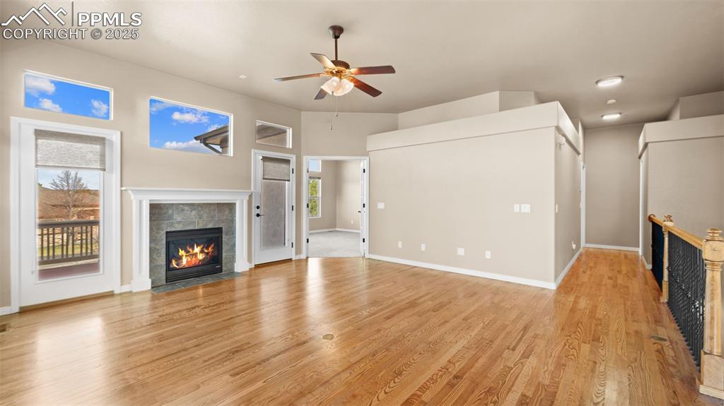 Image 8 of 50: Living Room