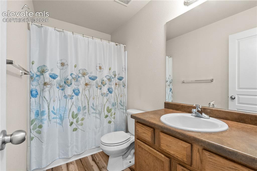 Image 17 of 27: Bathroom