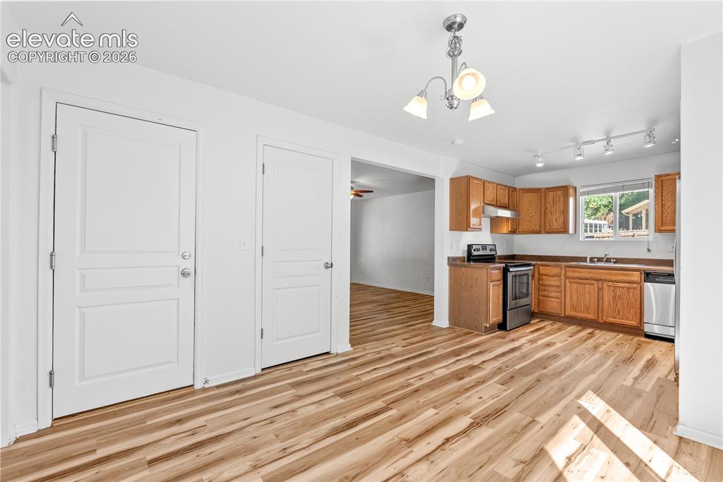Image 6 of 27: Kitchen