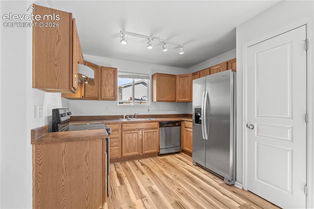 Image 7 of 27: Kitchen