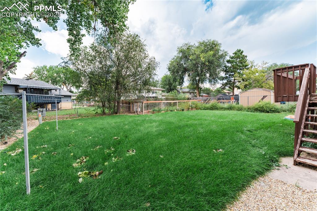 Image 24 of 28: Yard