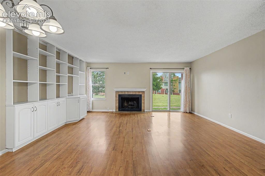 Image 10 of 32: Living Room