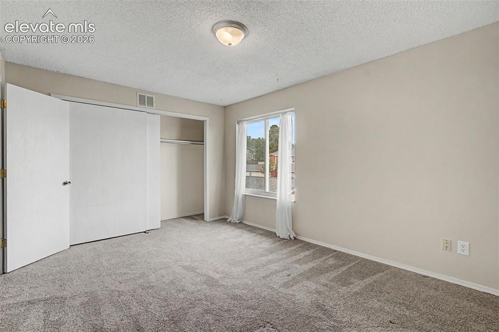 Image 18 of 32: Bedroom