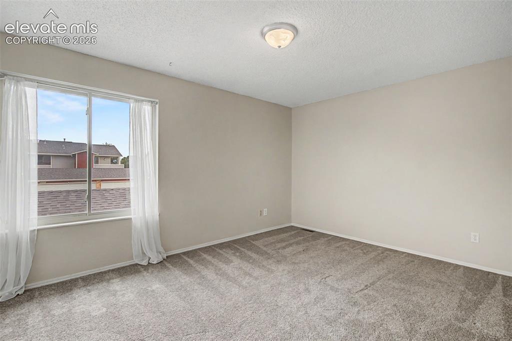 Image 19 of 32: Bedroom