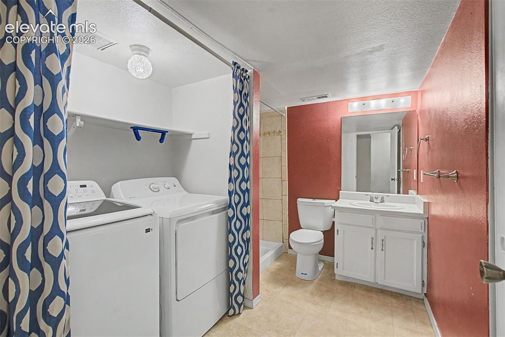 Image 21 of 32: Laundry
