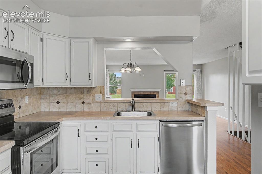 Image 4 of 32: Kitchen