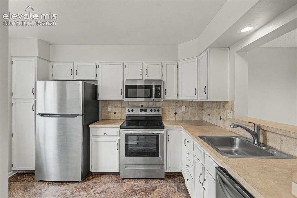 Image 6 of 32: Kitchen