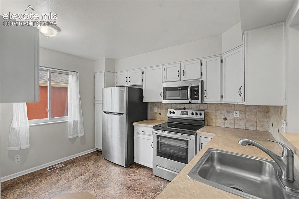 Image 7 of 32: Kitchen