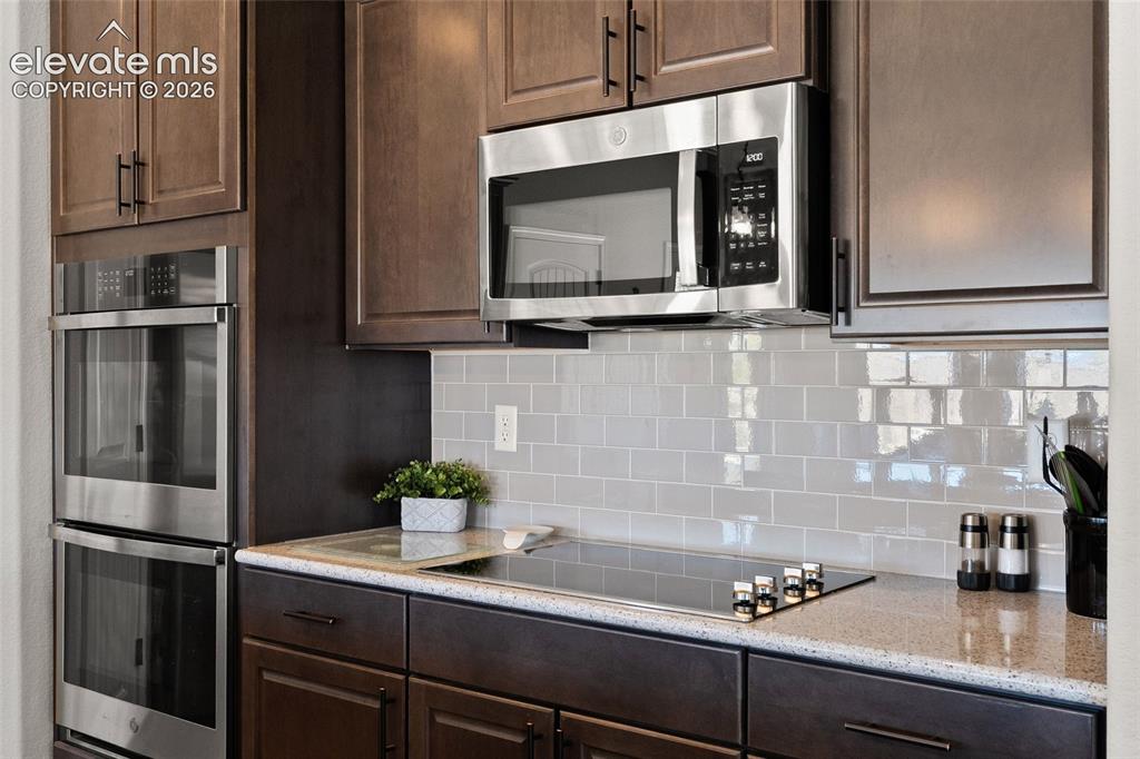 Image 15 of 49: Kitchen