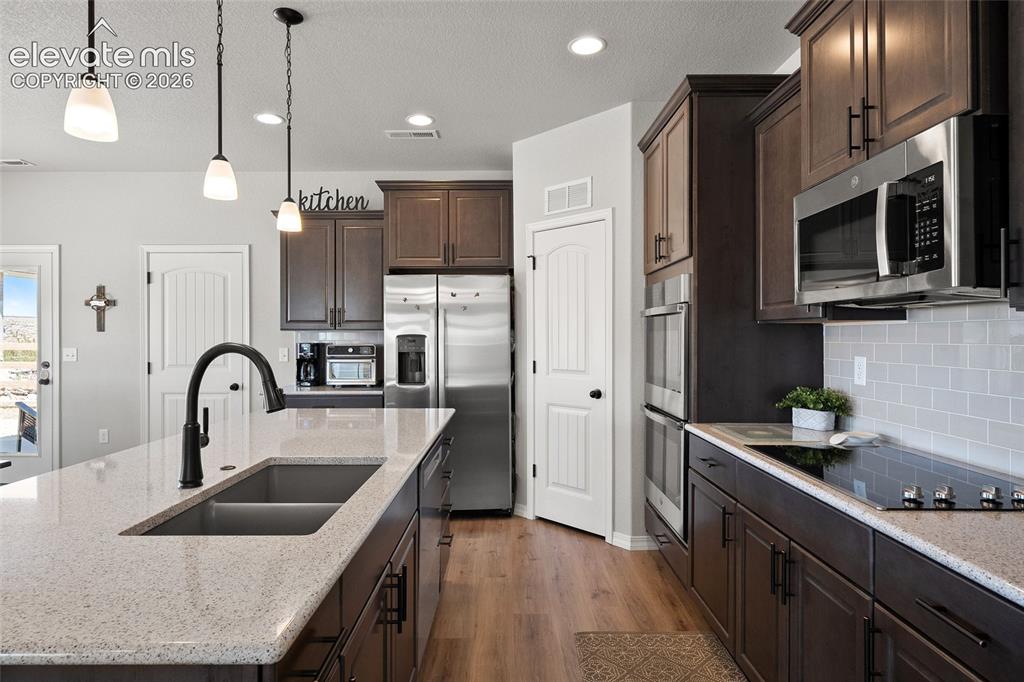 Image 16 of 49: Kitchen