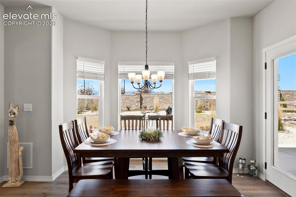 Image 17 of 49: Dining Area