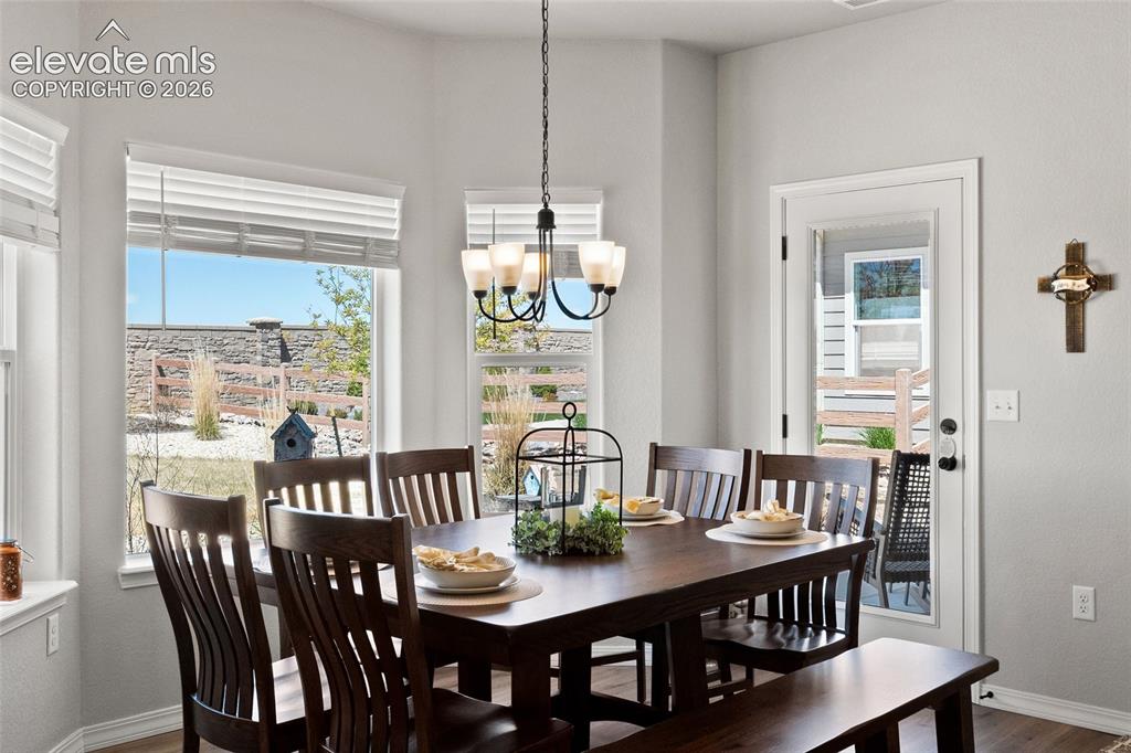 Image 18 of 49: Dining Area