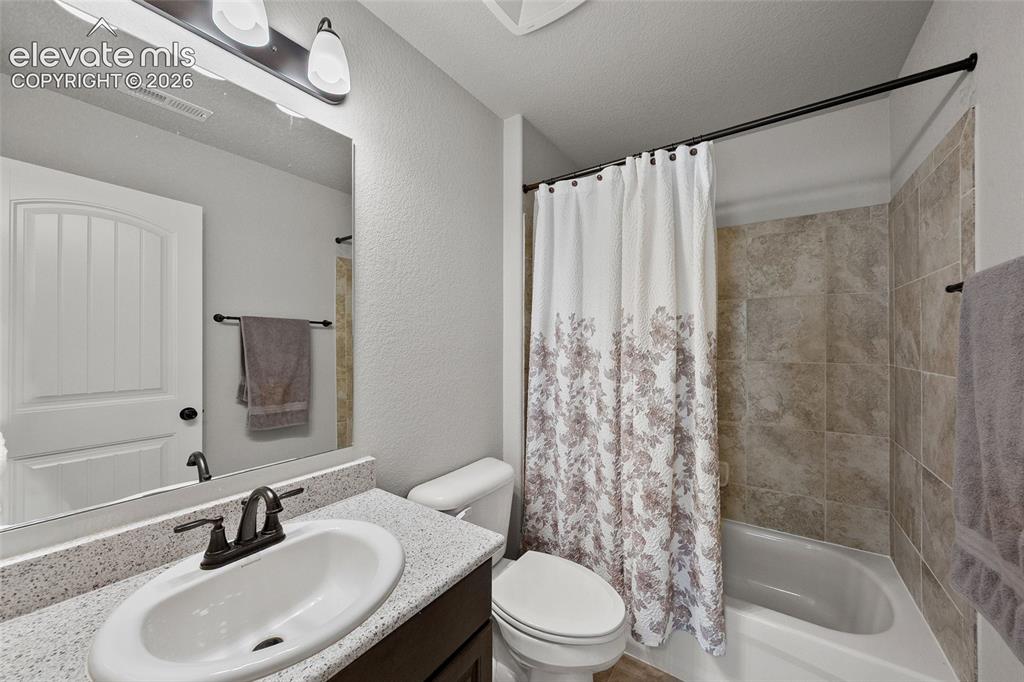 Image 32 of 49: Bathroom