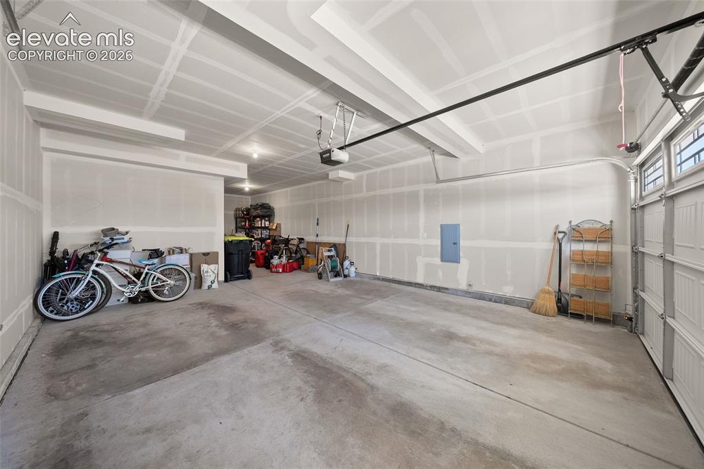 Image 35 of 49: Garage
