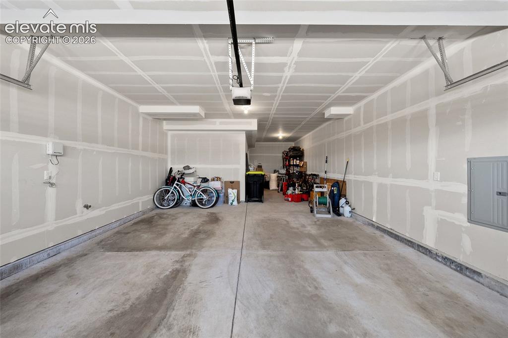 Image 36 of 49: Garage