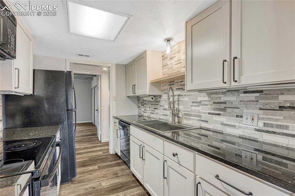 Image 12 of 43: Kitchen