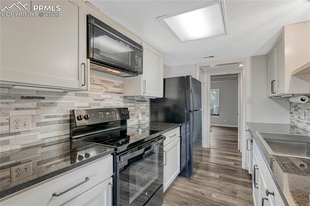 Image 13 of 43: Kitchen