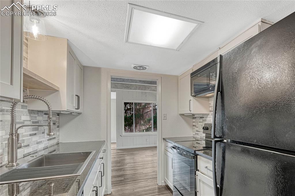 Image 15 of 43: Kitchen