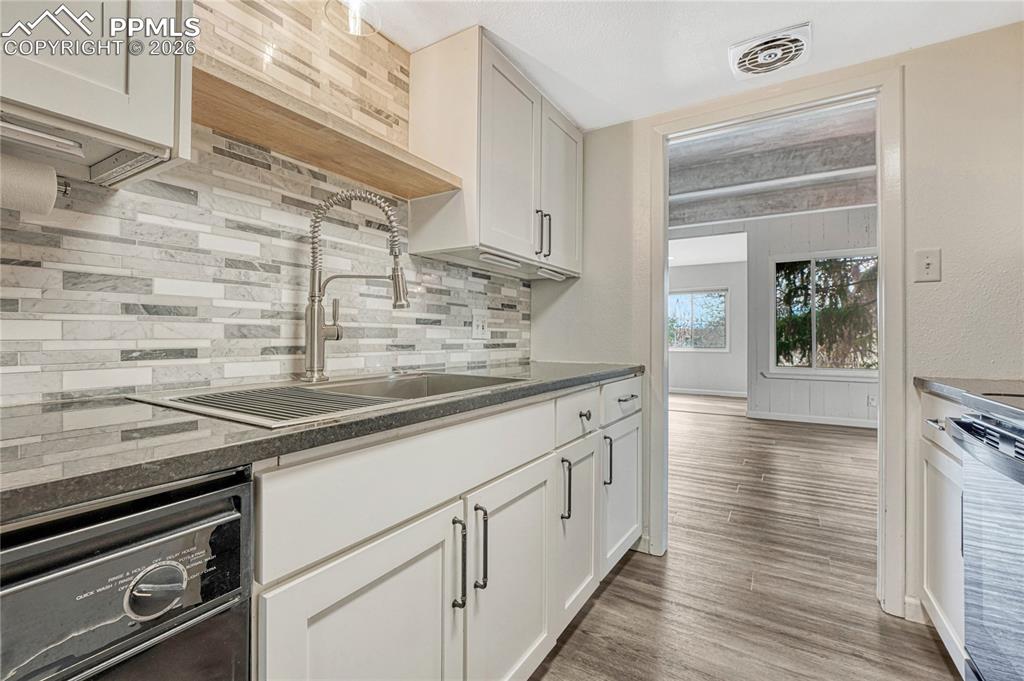 Image 16 of 43: Kitchen