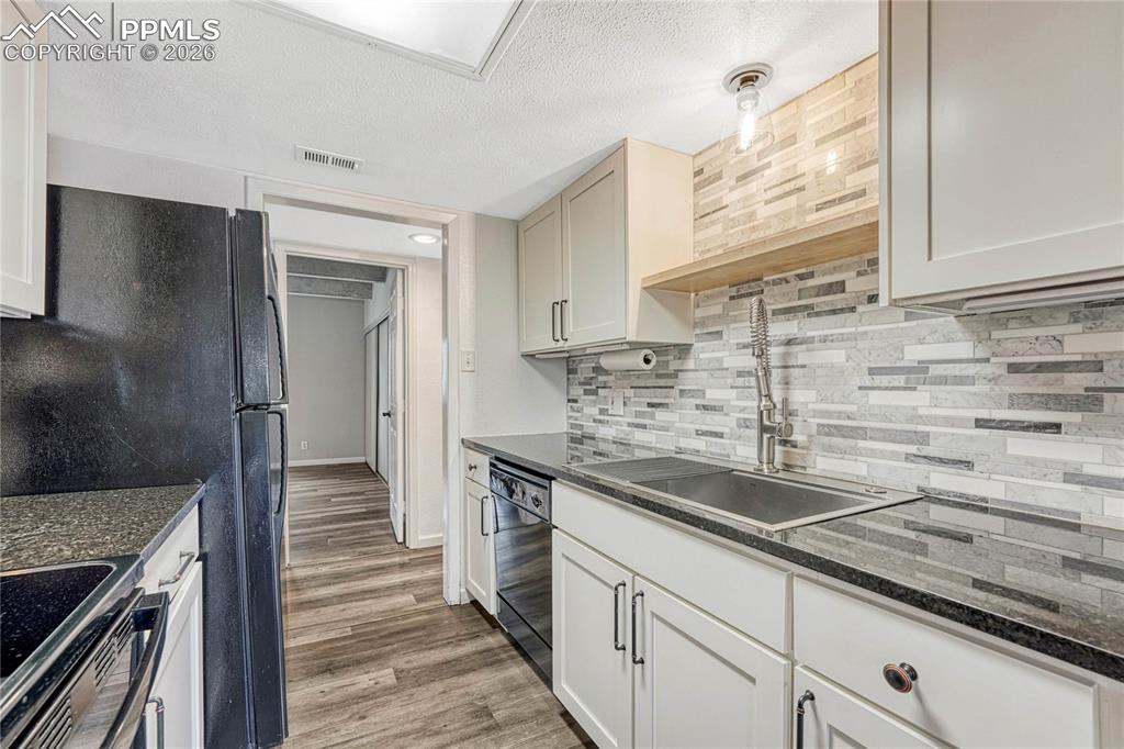 Image 18 of 43: Kitchen