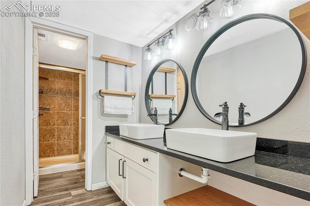 Image 24 of 43: Bathroom