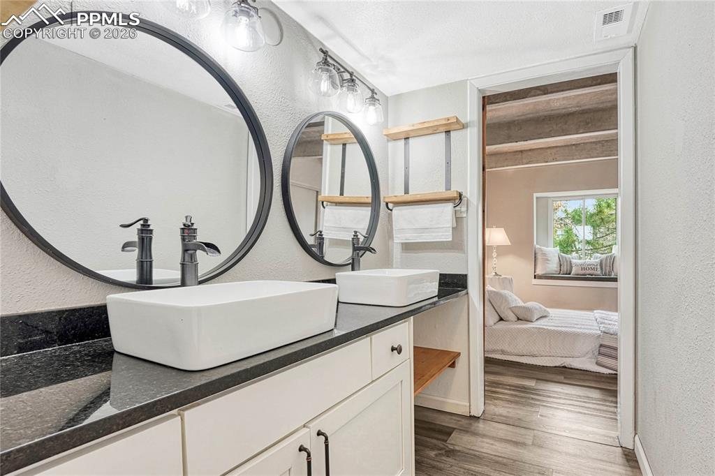 Image 25 of 43: Bathroom